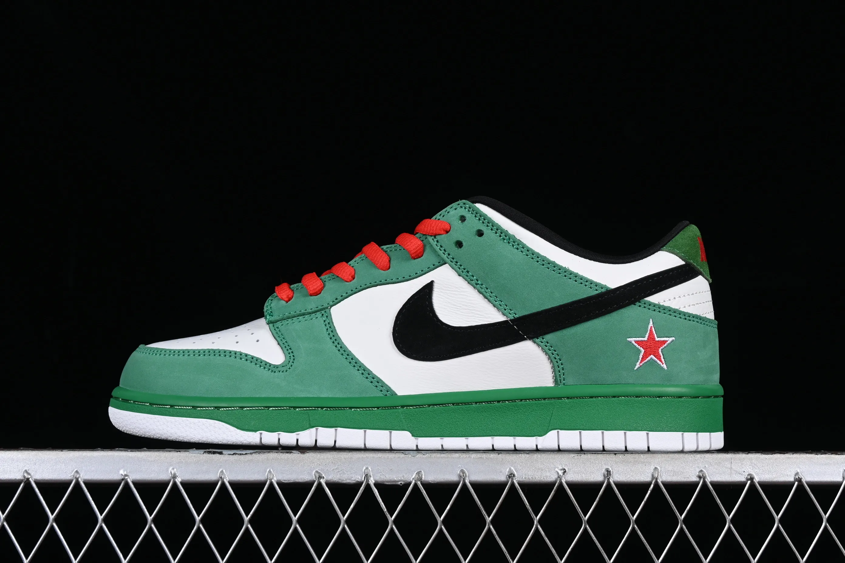 All categories Nk SB Dunk series Nk SB Dunk Low low-top sneakers Y version Nk Dunk SB Low Heineken Heineken ultra-limited edition low-top sports and leisure sneakers 304292-302